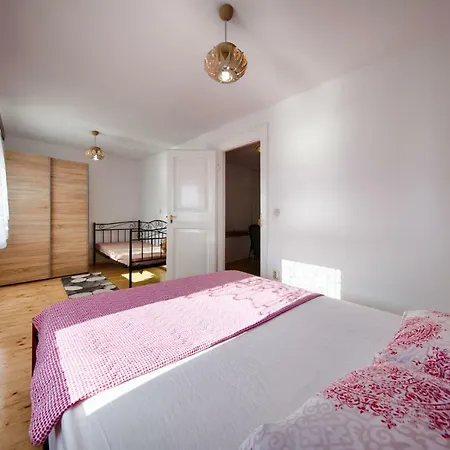 Apartman Nikola Vidovic *